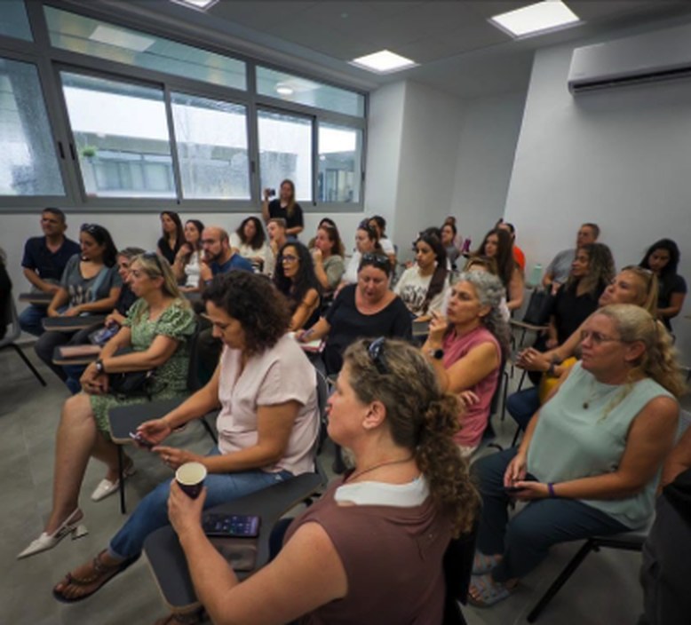 העתיד של החינוך כבר כאן — מסכי מגע 86 אינץ׳ בבית ספר חקלאי