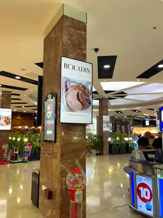 עשרות מסכי שילוט בקניון בצפון