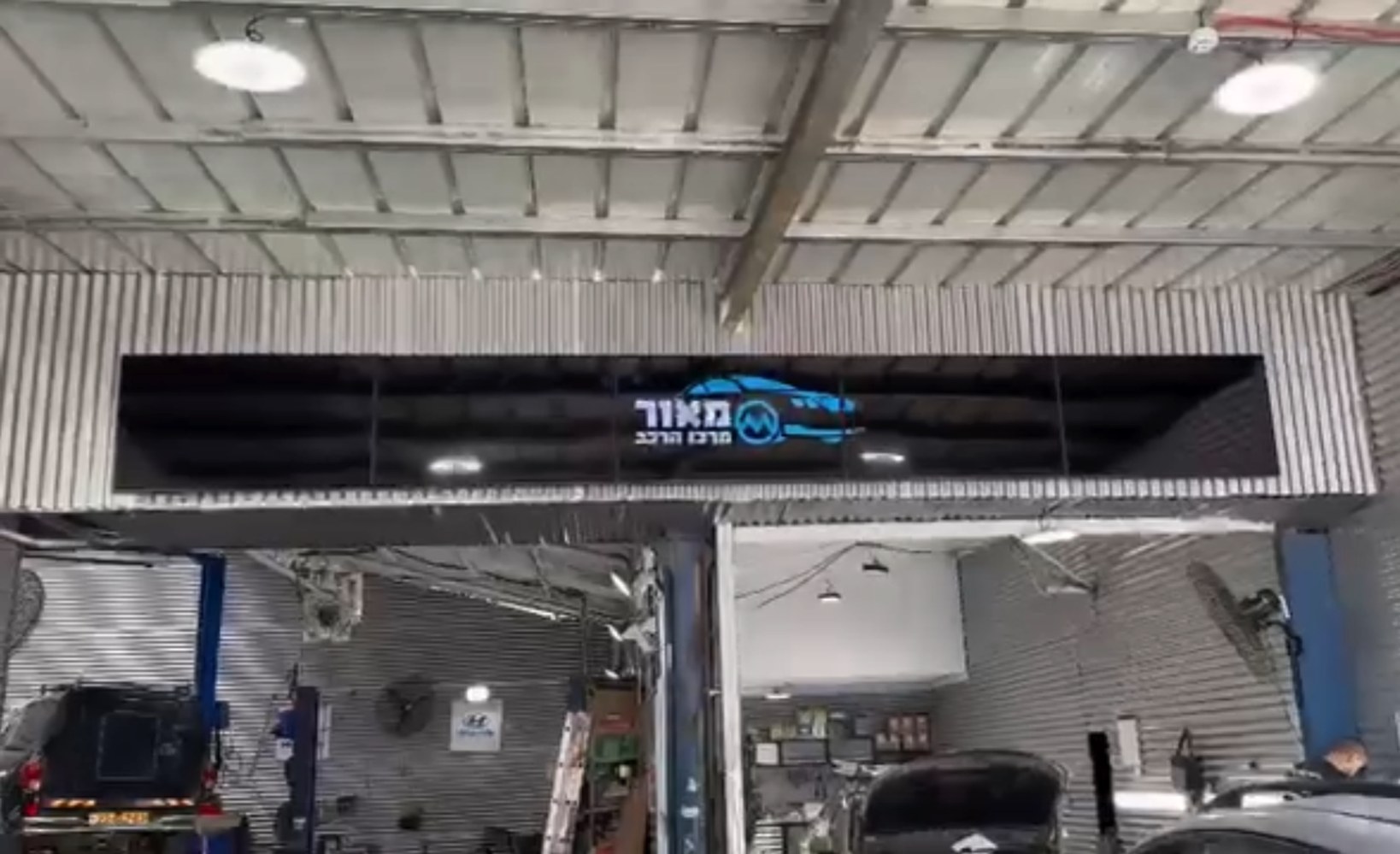 סטריפ שילוט דיגיטלי מ-5 מסכי 55 אינץ׳ במוסך מאור