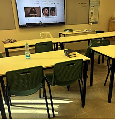 נפרדים מהטוש והלוח — מסכי מגע אינטראקטיביים באולפנת נגה