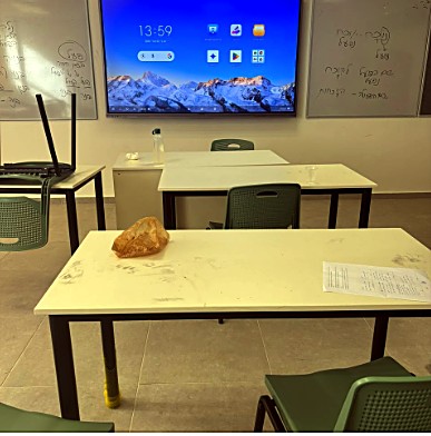 נפרדים מהטוש והלוח — מסכי מגע אינטראקטיביים באולפנת נגה