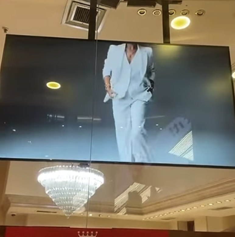 מסכי שילוט דיגיטלי 86 אינץ׳ ברויאלטי קניון עזריאלי