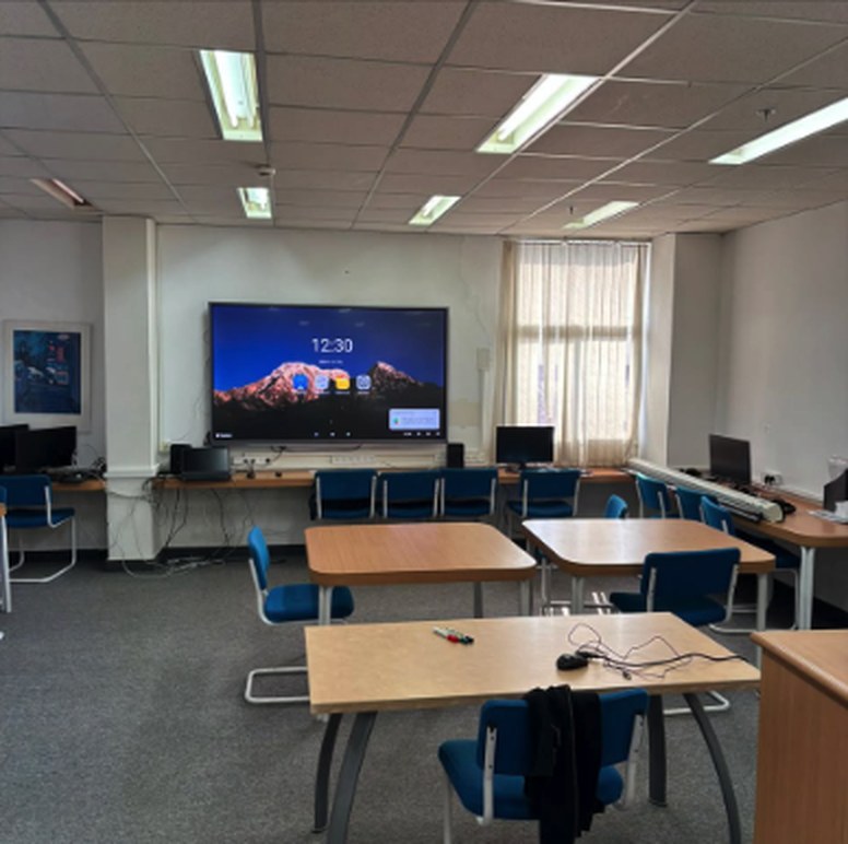 מסך מגע אינטראקטיבי 86 אינץ׳ בספריית בית החולים שיב״א